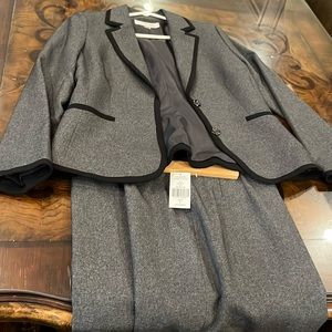 Tahari size 8 suit with skirt